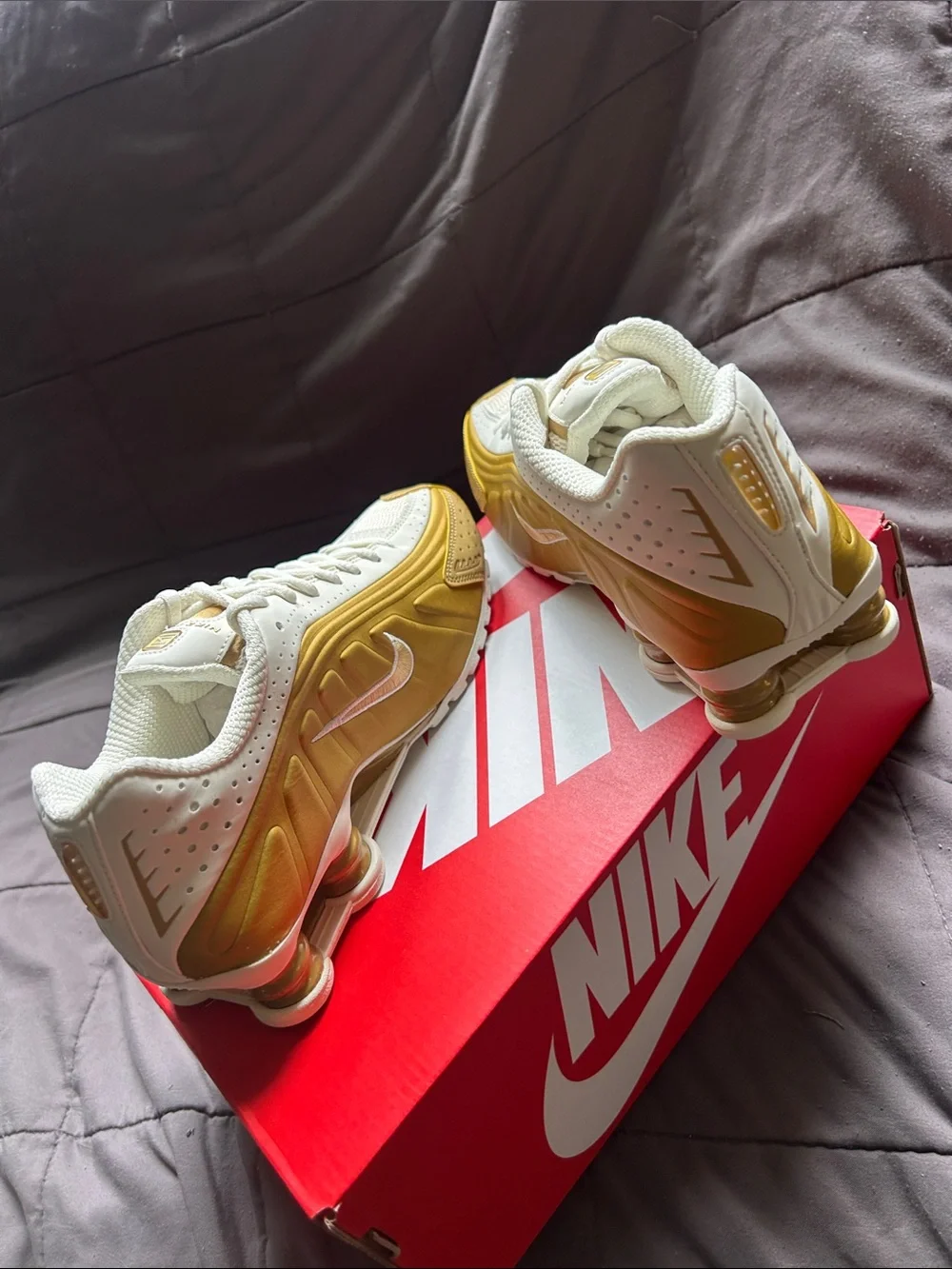 Nike Shox R4 Women’s Soft Pearl/Metallic Gold Retro-Style Sneakers